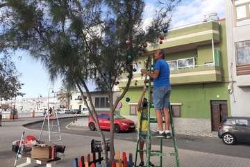 Trabajos de colocación y encendido de la iluminación navideña en la Plaza de los Pinos/TA.